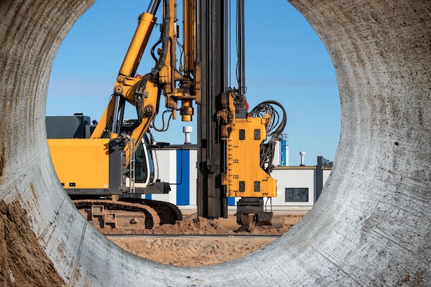 Potente plataforma de perforación hidráulica en un sitio de construcción El dispositivo de cimientos de pilotes Pilotes aburridos Equipo de construcción pesado