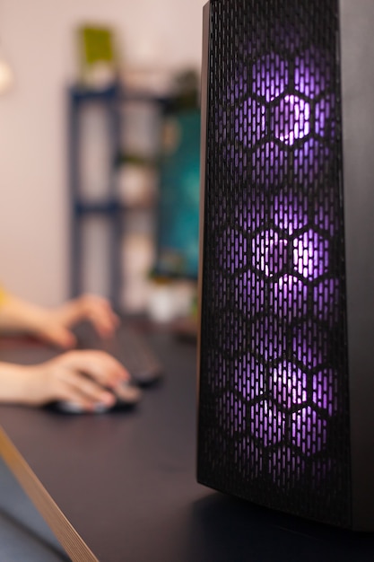 Potente unidad de juego con luces RGB de colores preparada para torneos de juegos en la sala de estar por la noche