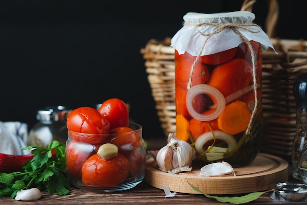 Potes caseiros de tomate em conserva. produto em conserva e enlatado. conceito de vegetarianismo