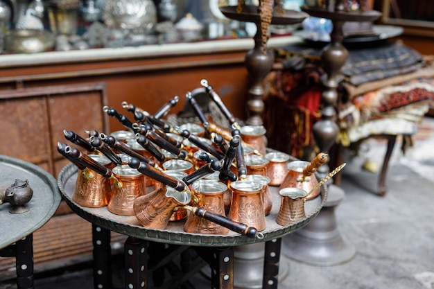 Foto potes de café turco também conhecidos como ibrik cezve e briki em um mercado de rua