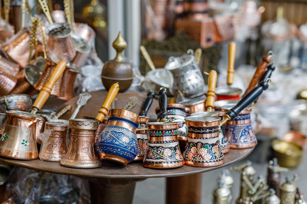 Foto potes de café turco também conhecidos como ibrik cezve e briki em um mercado de rua