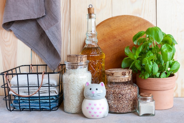 Foto potes de cereais, utensílios de cozinha e plantas domésticas. ambiente saudável, cozinha confortável, conceito de estilo de vida sustentável.