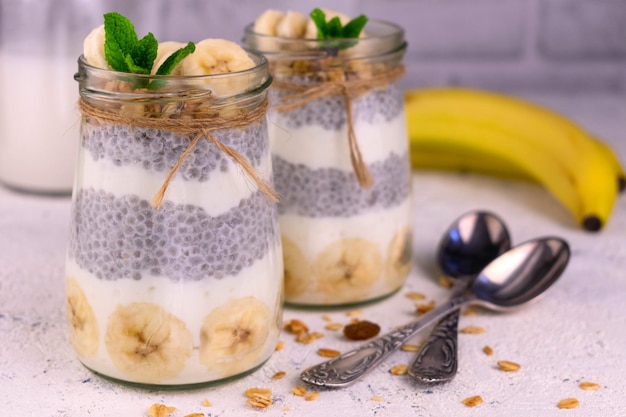 Potes de Pudim de Banana Chia Fundo Branco Conceito de Lanches Saudáveis