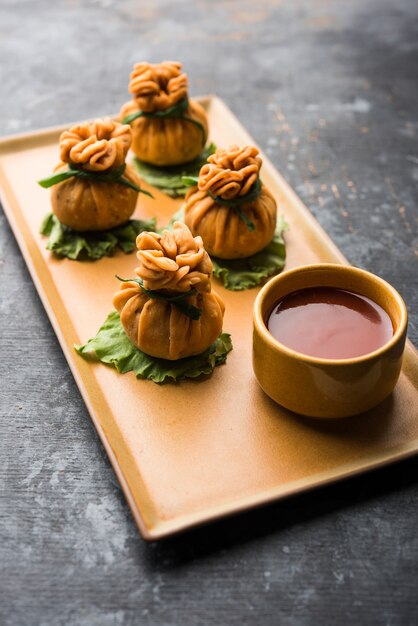 Potli Samosa crujiente o bolsas de dinero de verduras son deliciosos bocadillos indios de aloo condimentado y verduras mixtas o carne, kheema rellenas de masa hojaldrada. Es un gran entrante o aperitivo creativo.