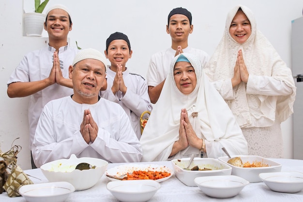 Potrait da saudação muçulmana da família eid mubarak