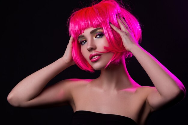 Potrait de jovem com cabelo rosa