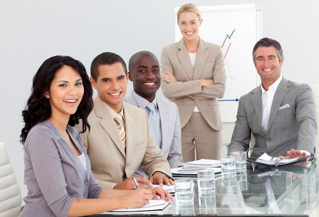 Potrait de uma equipe de negócios em uma apresentação