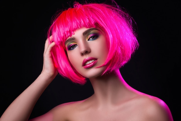 Potrait der jungen Frau mit rosa Haaren