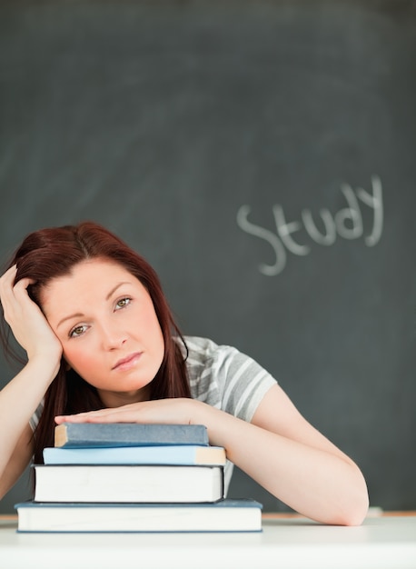 Potrait eines müden Studierens der jungen Frau