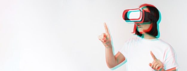 Foto potrait de mujer asiática en gafas de realidad virtual apuntando a elegir algo en auriculares vr de pie sobre