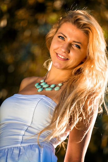 Potrait de mujer joven afuera en verano