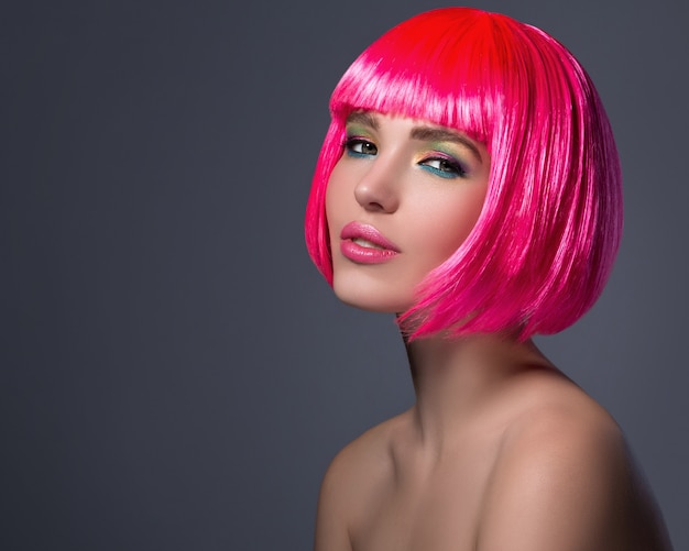 Potrait de mujer joven con cabello rosado