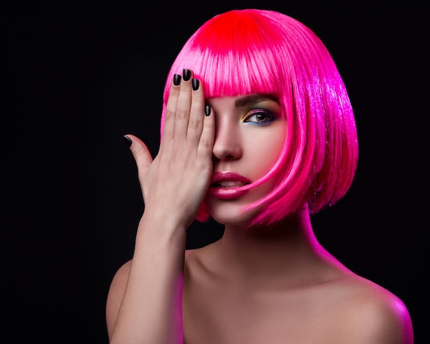 Potrait de mujer joven con cabello rosado