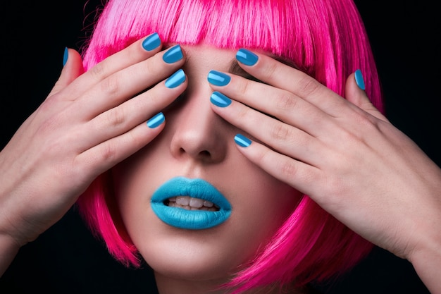 Foto potrait de mujer joven con cabello rosado