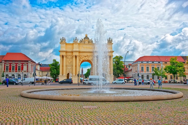 Potsdam, alemanha - 20 de maio de 2013: vista de rua no portão de brandemburgo e fonte, potsdam, na alemanha. está localizado na luisenplatz. turistas nas proximidades