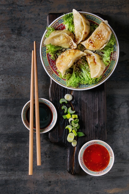 Potstickers de gyozas con salsas.