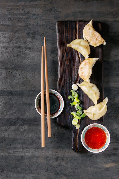 Potstickers de gyozas con salsas.