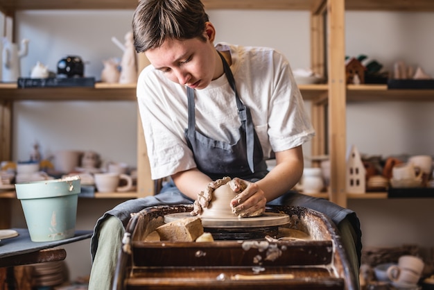 Potter arbeitet an einem Potterrad und baut eine Vase