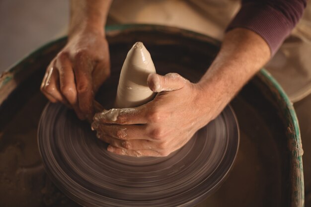 Potter hombre haciendo una olla