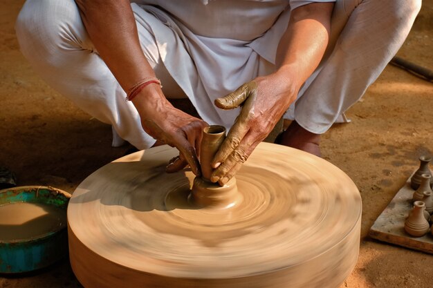 Potter indio en el trabajo, Shilpagram, Udaipur, Rajasthan, India