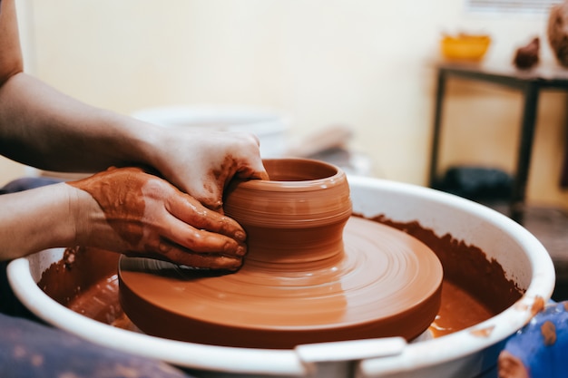 Potter no processo de criação de um produto de argila