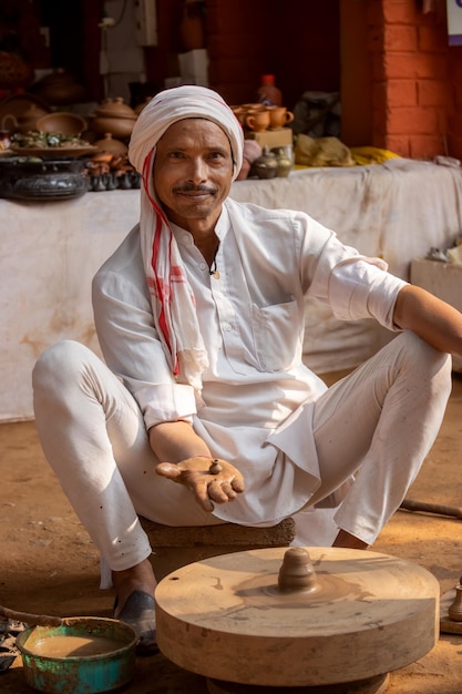 Potter no trabalho faz pratos de cerâmica índia rajasthan