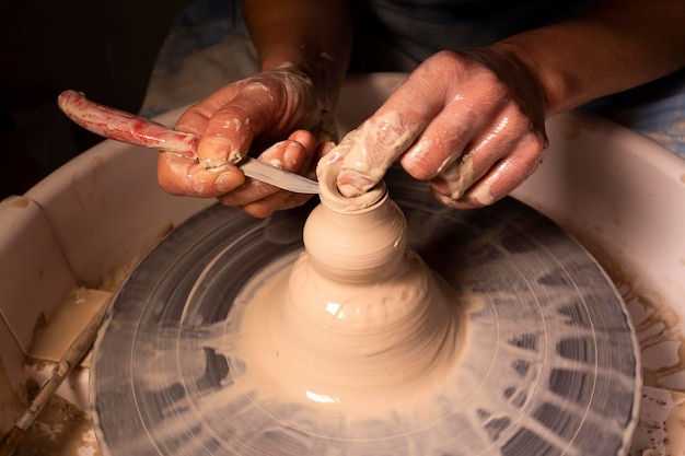 Potter profissional fazendo tigela na oficina de cerâmica