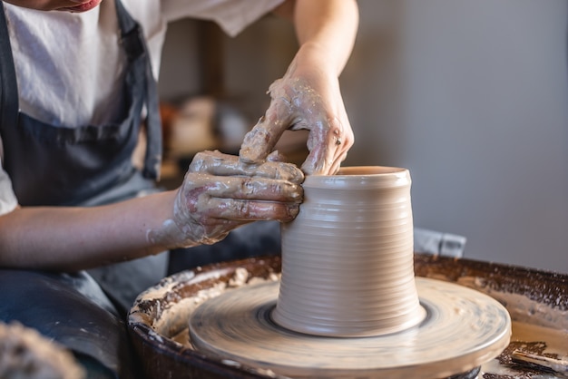 Potter trabalhando em uma roda de potter fazendo um vaso