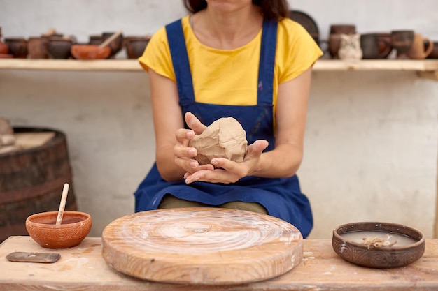 Potter con vasija de barro húmedo en las manos alfarería crafter mujer manos esculpir en arcilla