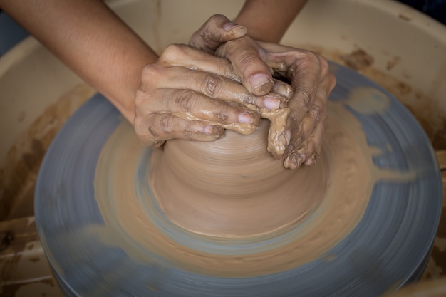 Potter velho, criando um novo pote de cerâmica