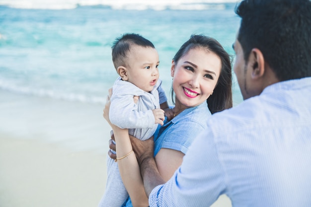 Pouca felicidade da família durante as férias na praia