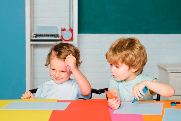 Pouco pronto para estudar crianças engraçadas do ensino fundamental crianças educação engraçada crianças pré-escolaresh