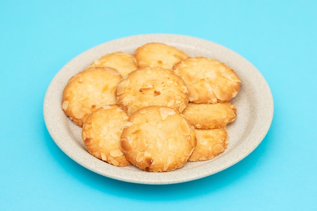 Poucos biscoitos caseiros em prato pequeno branco