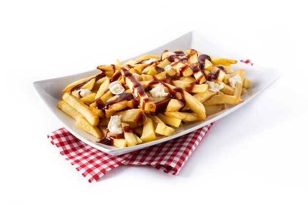 Poutine canadiense tradicional aislado sobre fondo blanco.