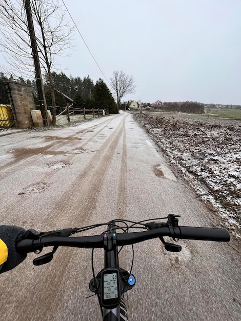 POV de andar en bicicleta en invierno Vista en primera persona ciclismo