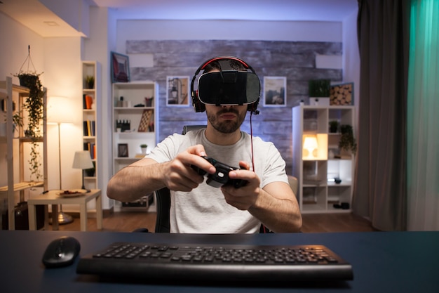 Pov de jogador de tiro online usando óculos de realidade virtual enquanto usa o controle sem fio.
