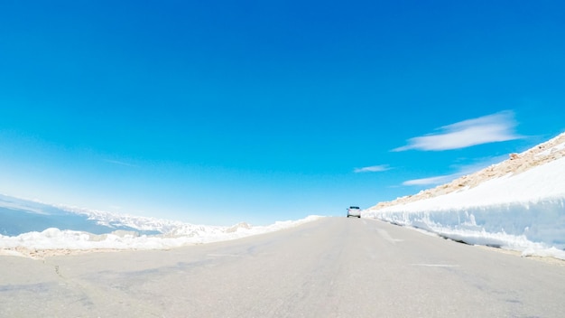 POV-Sicht - Fahren auf der Alpenstraße des Mount Evans im Frühsommer.