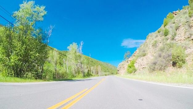 POV-Sicht - Fahren auf einer kleinen Straße in den Bergen.