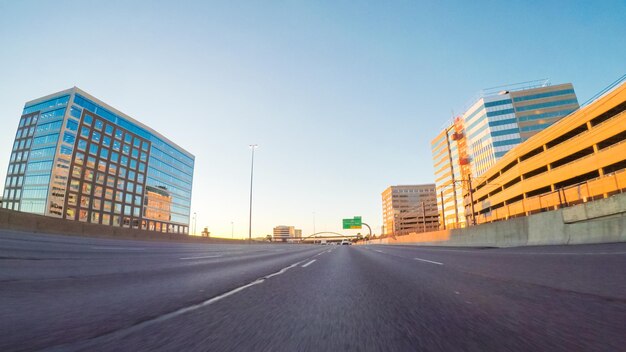 POV-Sicht - Fahren Sie am frühen Morgen auf der Interstate I25 nach Süden.