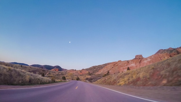 POV-Sicht - Fahren Sie bei Sonnenaufgang zum Red Rocks Amphitheater.