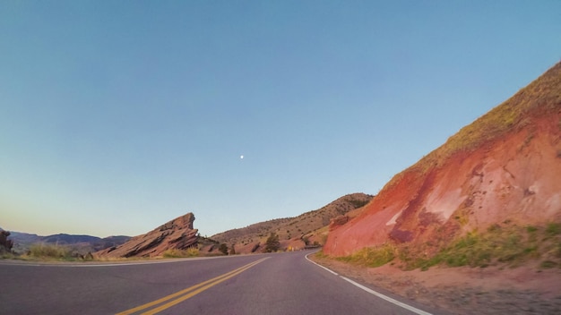 POV-Sicht - Fahren Sie bei Sonnenaufgang zum Red Rocks Amphitheater.