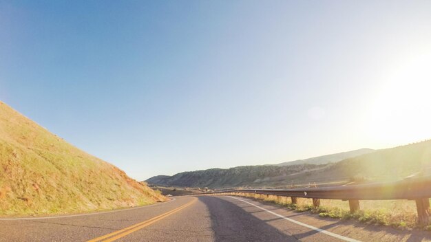 POV-Sicht - Fahren Sie bei Sonnenaufgang zum Red Rocks Amphitheater.