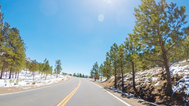 POV-Sicht - Fahrt durch den Rocky Mountain National Park im Frühjahr.