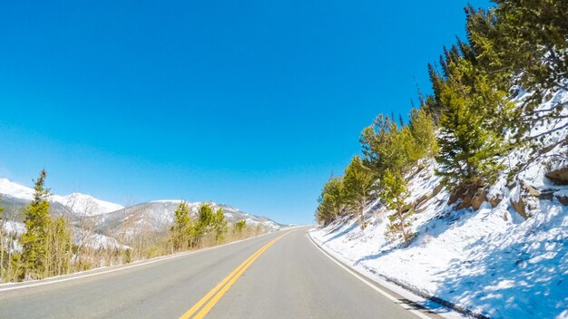 POV-Sicht - Fahrt durch den Rocky Mountain National Park im Frühjahr.