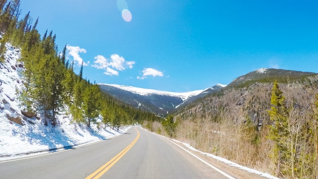 POV-Sicht - Fahrt durch den Rocky Mountain National Park im Frühjahr.