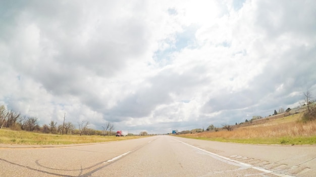 POV-Sicht – Fahrt nach Osten auf der Interstate Highway 76 im Frühjahr.