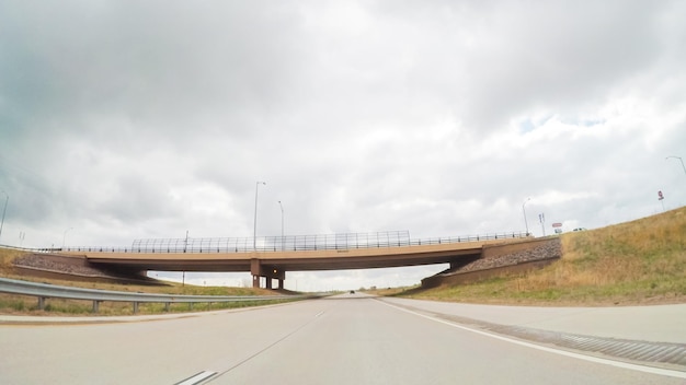 POV-Sicht – Fahrt nach Osten auf der Interstate Highway 76 im Frühjahr.