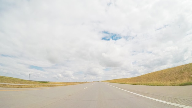 POV-Sicht – Fahrt nach Osten auf der Interstate Highway 76 im Frühjahr.