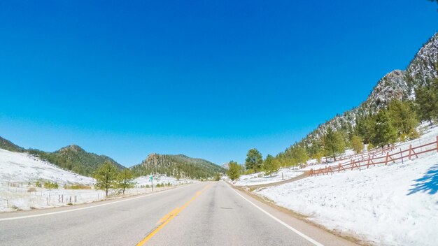 POV-Sicht – Fahrt nach Westen zum Estes Park auf dem Highway 36.