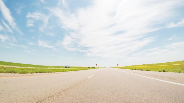 Foto pov-sicht - reisen nach osten auf dem interstate highway 70.